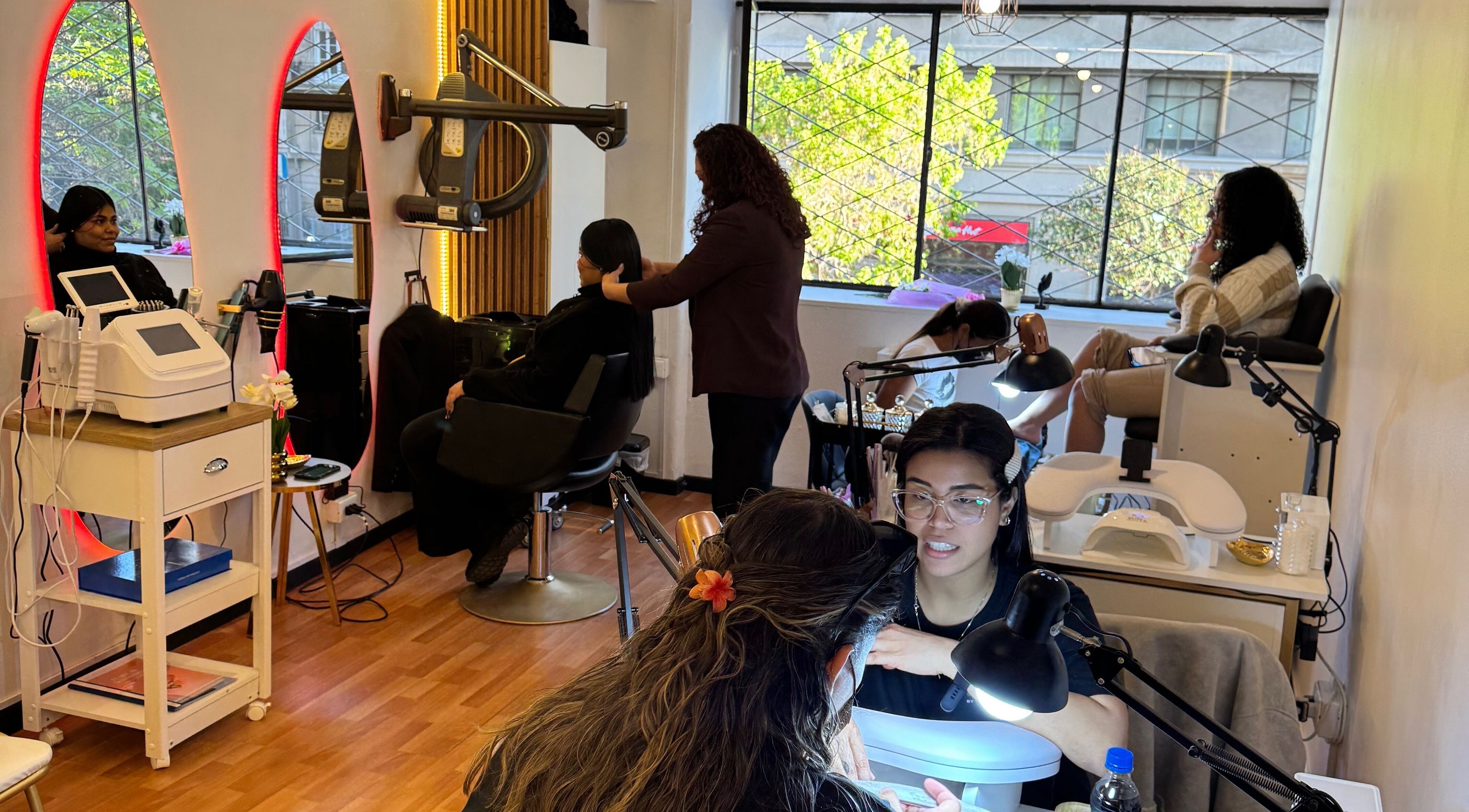 Espacio de belleza en FR, Santiago, Región Metropolitana, CL con servicios de peluquería y manicura.