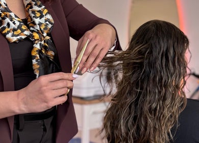 Estilista en FR cortando cabello ondulado en Santiago, Región Metropolitana, CL.