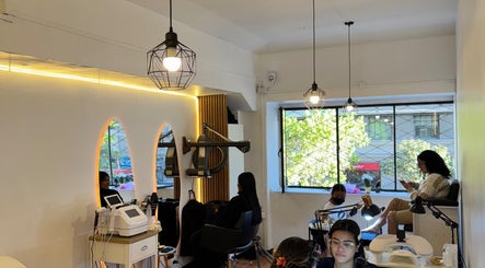 Interior de FR en Santiago, Región Metropolitana, CL, mostrando clientes disfrutando servicios de belleza.