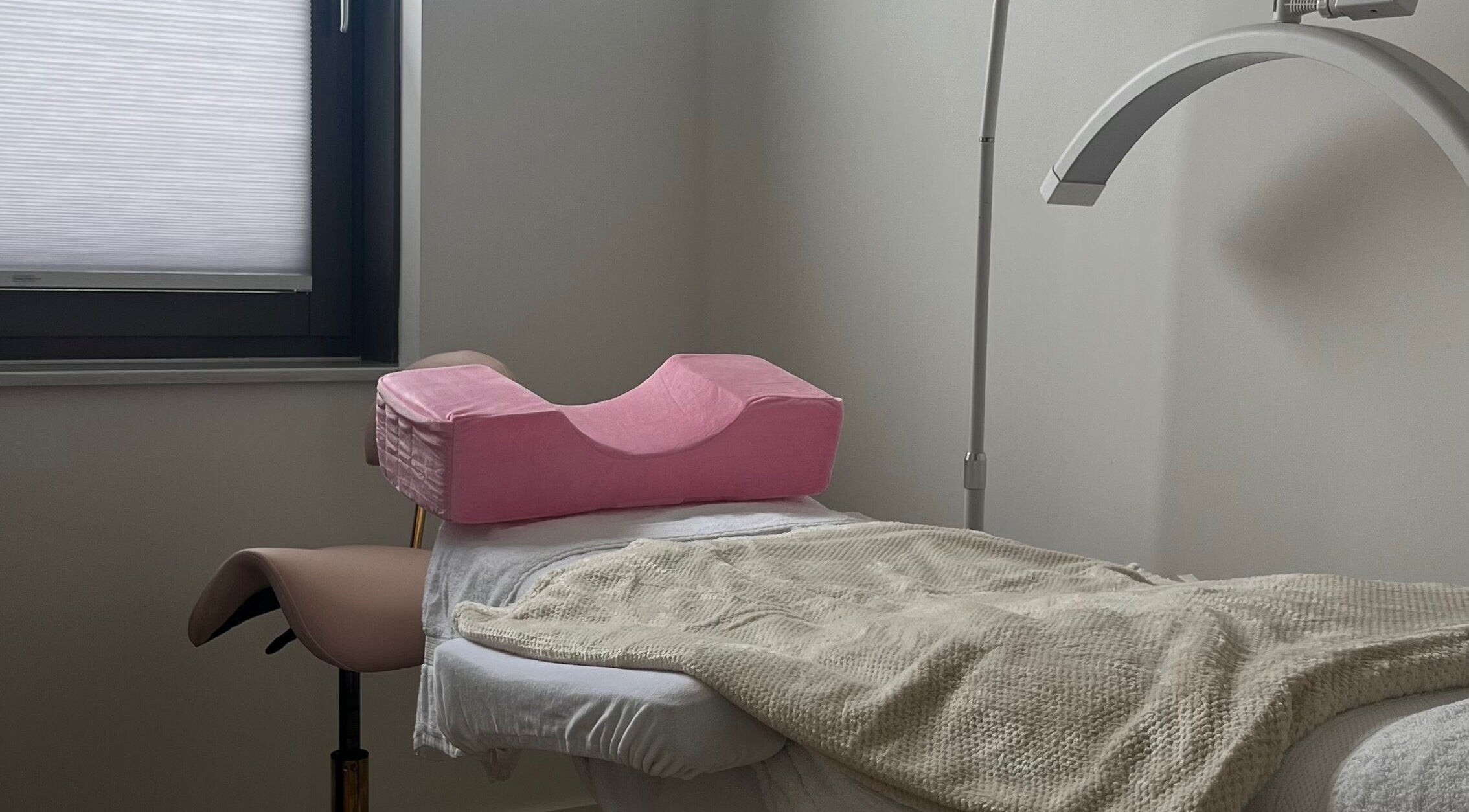Rustieke behandelkamer bij Your Beauty, My Care in Staphorst, Overijssel, NL met een comfortabele roze kussen.
