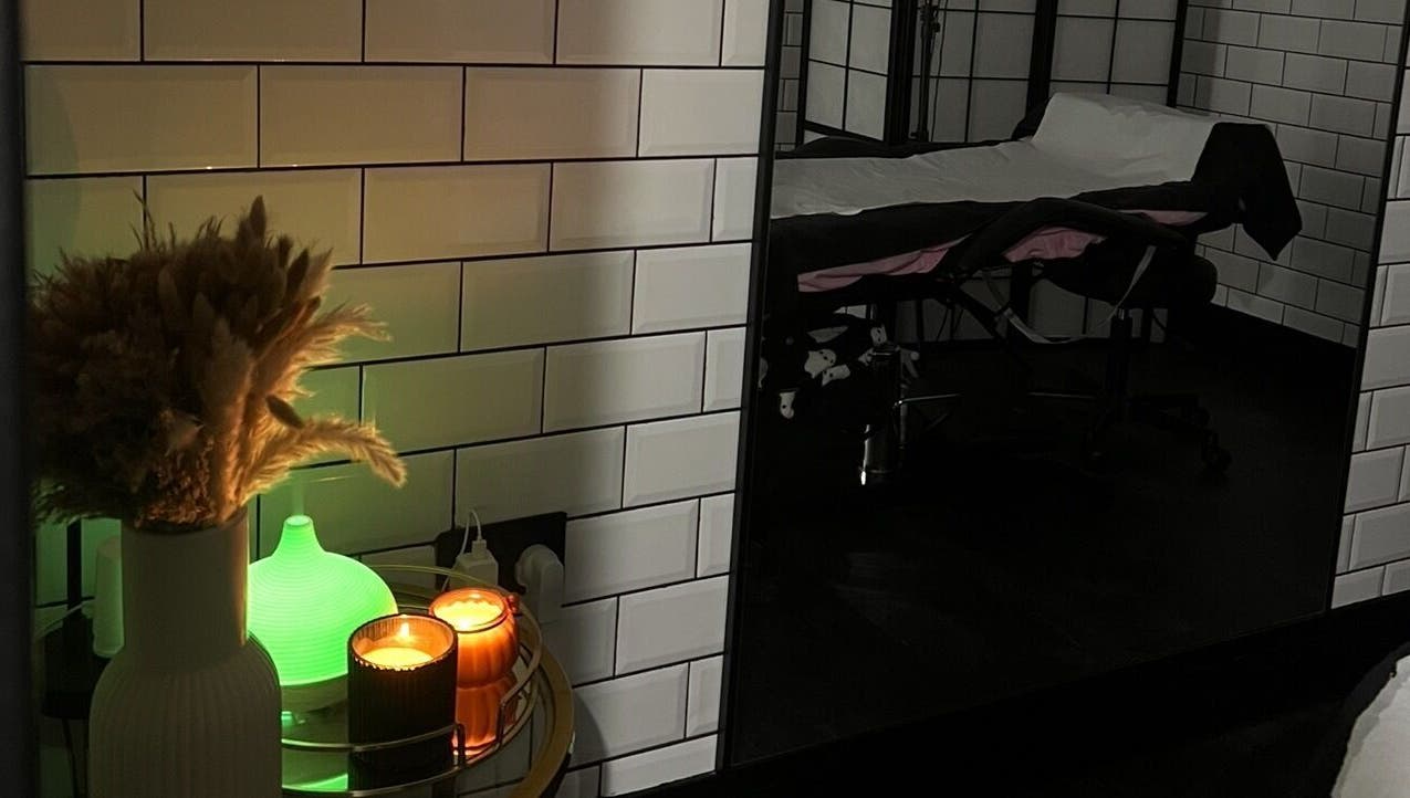 Calming ambiance with candles and treatment bed at Leiahs Lashes, Royal Tunbridge Wells, England, GB.