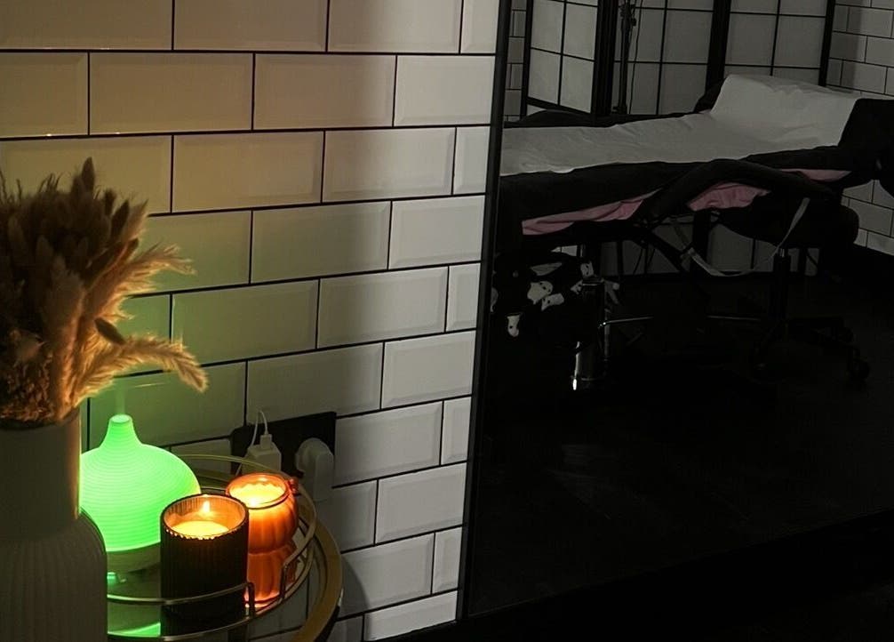 Calming ambiance with candles and treatment bed at Leiahs Lashes, Royal Tunbridge Wells, England, GB.