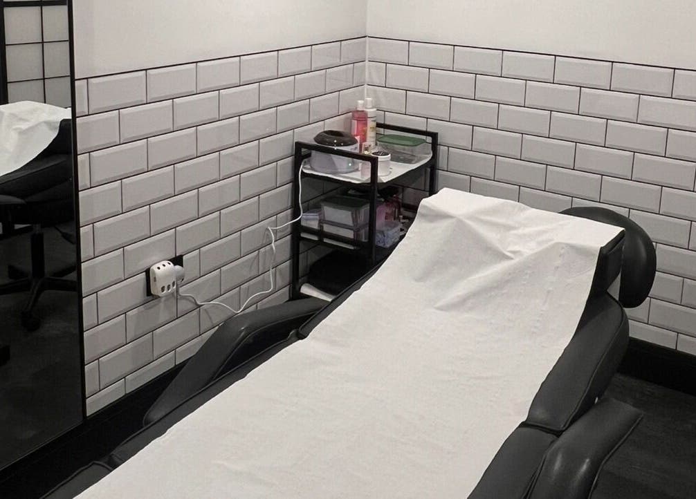 Spa treatment bed in Leiahs Lashes, Royal Tunbridge Wells, England, GB, ready for a relaxing beauty session.