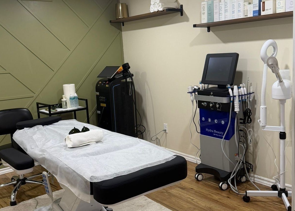 Relaxing treatment room at LAYORA AESTHETICS, Toronto, Ontario, CA showcasing modern equipment and cozy ambiance.