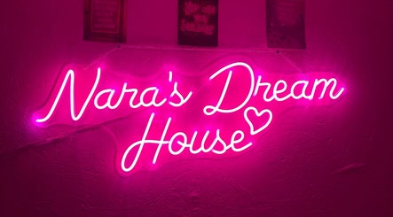 Neon sign at Narasdreamhouse, London, England, GB illuminates the venue with a vibrant pink glow.