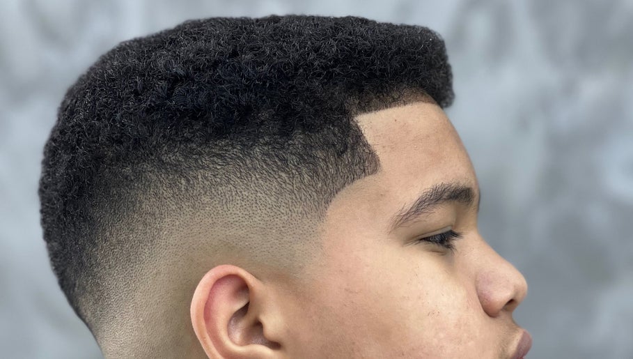Corte de pelo moderno en URBANUS BARBERÍA, La Ceja, Antioquia, CO. Estilo fresco y pulido.