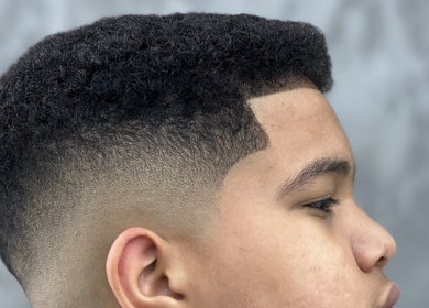 Corte de pelo moderno en URBANUS BARBERÍA, La Ceja, Antioquia, CO. Estilo fresco y pulido.