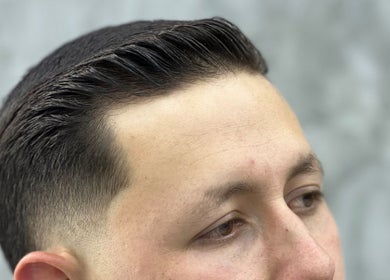 Corte de cabello elegante en URBANUS BARBERÍA, La Ceja, Antioquia, CO. Estilo pulido y moderno.