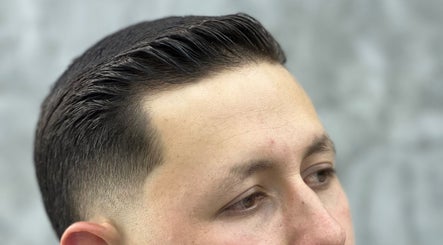 Corte de cabello elegante en URBANUS BARBERÍA, La Ceja, Antioquia, CO. Estilo pulido y moderno.