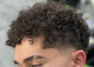 Estilo de rizos resaltantes en URBANUS BARBERÍA, La Ceja, Antioquia, CO.