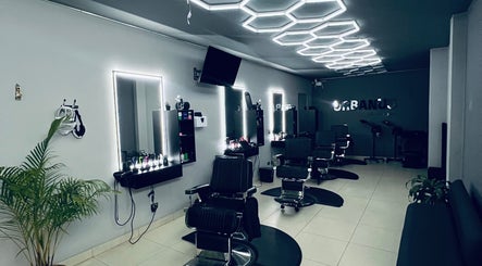 Interior moderno de URBANUS BARBERÍA en La Ceja, Antioquia, CO, con sillas y espejos iluminados.