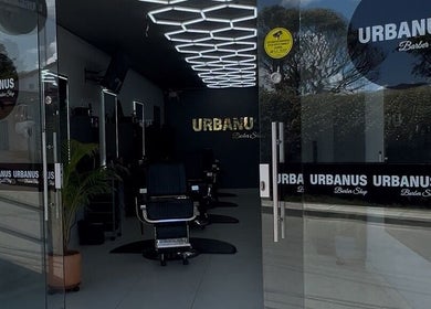 Interior elegante de URBANUS BARBERÍA en La Ceja, Antioquia, CO con sillas y decoración moderna.