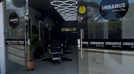 Interior elegante de URBANUS BARBERÍA en La Ceja, Antioquia, CO con sillas y decoración moderna.