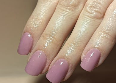 Unhas esmaltadas em rosa no Beauty Factory by Vânia Bessa, Paços De Ferreira, Porto, PT.