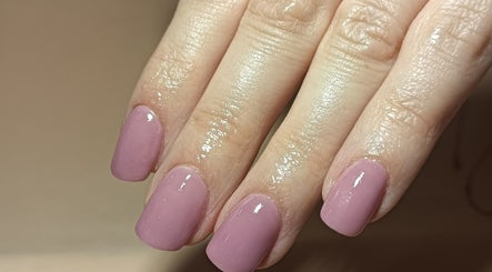 Unhas esmaltadas em rosa no Beauty Factory by Vânia Bessa, Paços De Ferreira, Porto, PT.