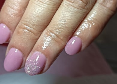 Unhas rosa com glitter em Beauty Factory by Vânia Bessa, Paços De Ferreira, Porto, PT.