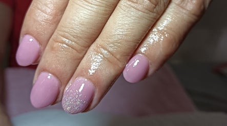 Unhas rosa com glitter em Beauty Factory by Vânia Bessa, Paços De Ferreira, Porto, PT.