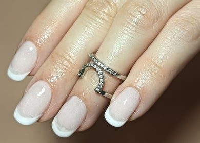 Manicure francesa elegante na Beauty Factory by Vânia Bessa em Paços De Ferreira, Porto, PT.
