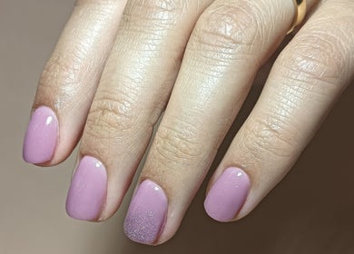 Unhas pintadas de rosa com brilho elegante na Beauty Factory by Vânia Bessa, Paços De Ferreira, Porto, PT.
