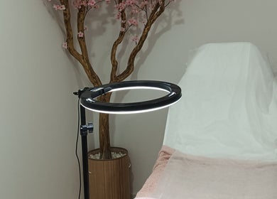 Espaço de estética Vânia Bessa em Paços De Ferreira, Porto, PT com cama de tratamento e decoração floral.