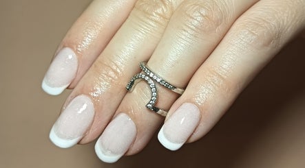 Manicure francesa sofisticada na Vânia Bessa, Paços De Ferreira, Porto, PT.