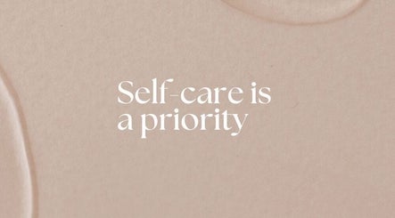 Texte inspirant sur fond beige: 'Self-care is a priority' au BACHA INSTITUT, Marseille, Provence-alpes-côte D'azur, FR.
