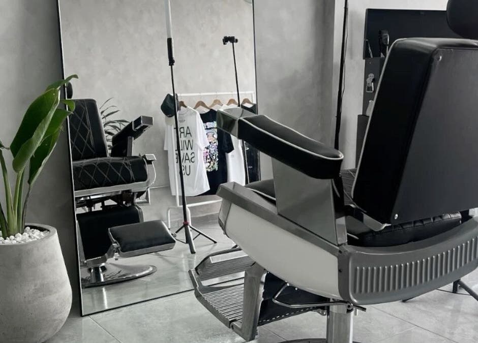 Modern barber chair at Barber City in San Nicolás De Los Arroyos, Provincia De Buenos Aires, AR.