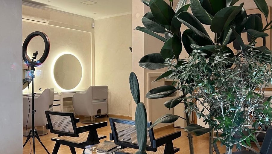 Elegant interior of Studio4 in Lisboa, Lisboa, PT featuring stylish seating and lush greenery.
