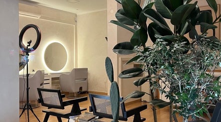 Elegant interior of Studio4 in Lisboa, Lisboa, PT featuring stylish seating and lush greenery.