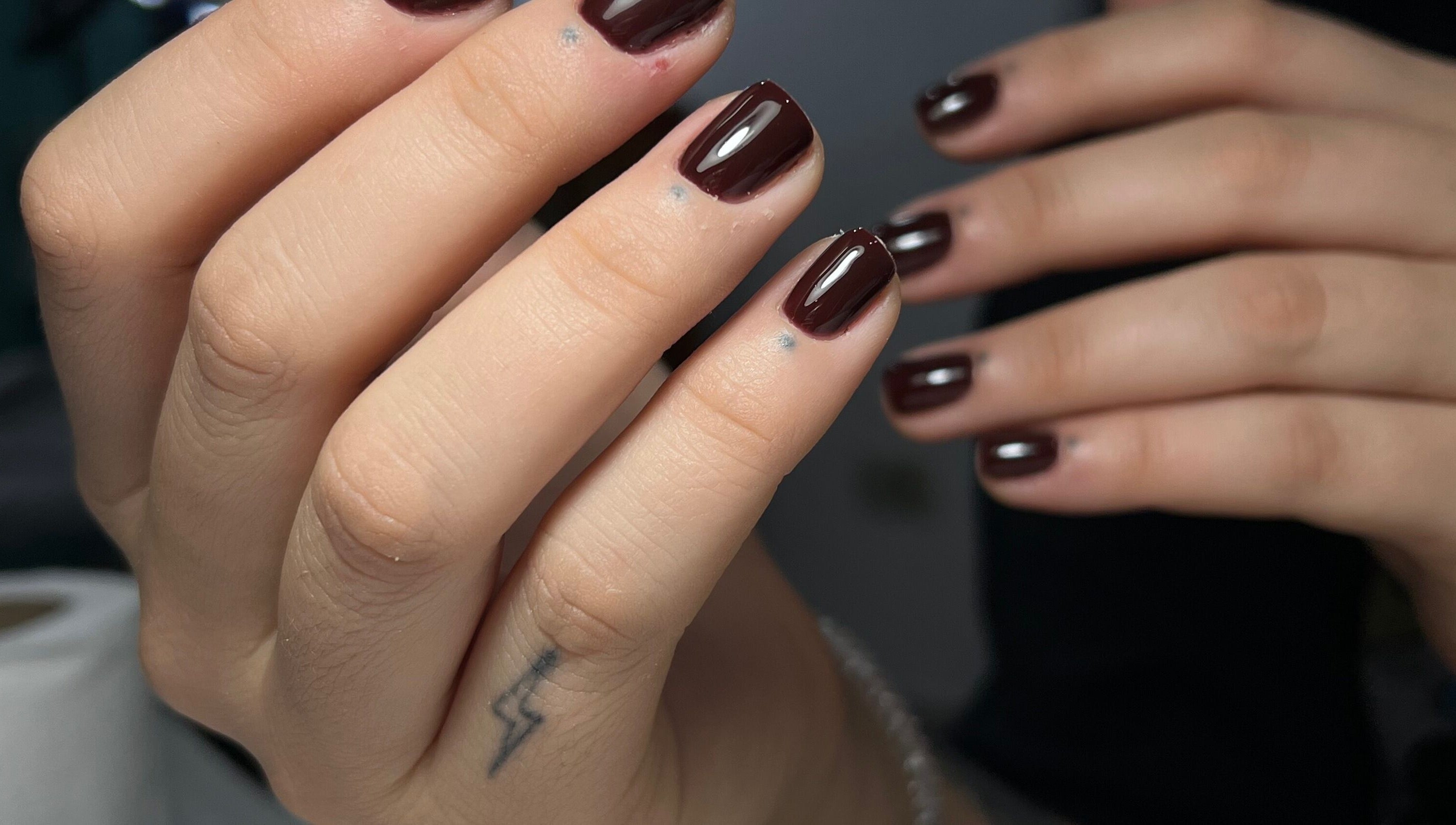 Manicura oscura en Georgina salón de belleza, Resistencia, Chaco, AR.