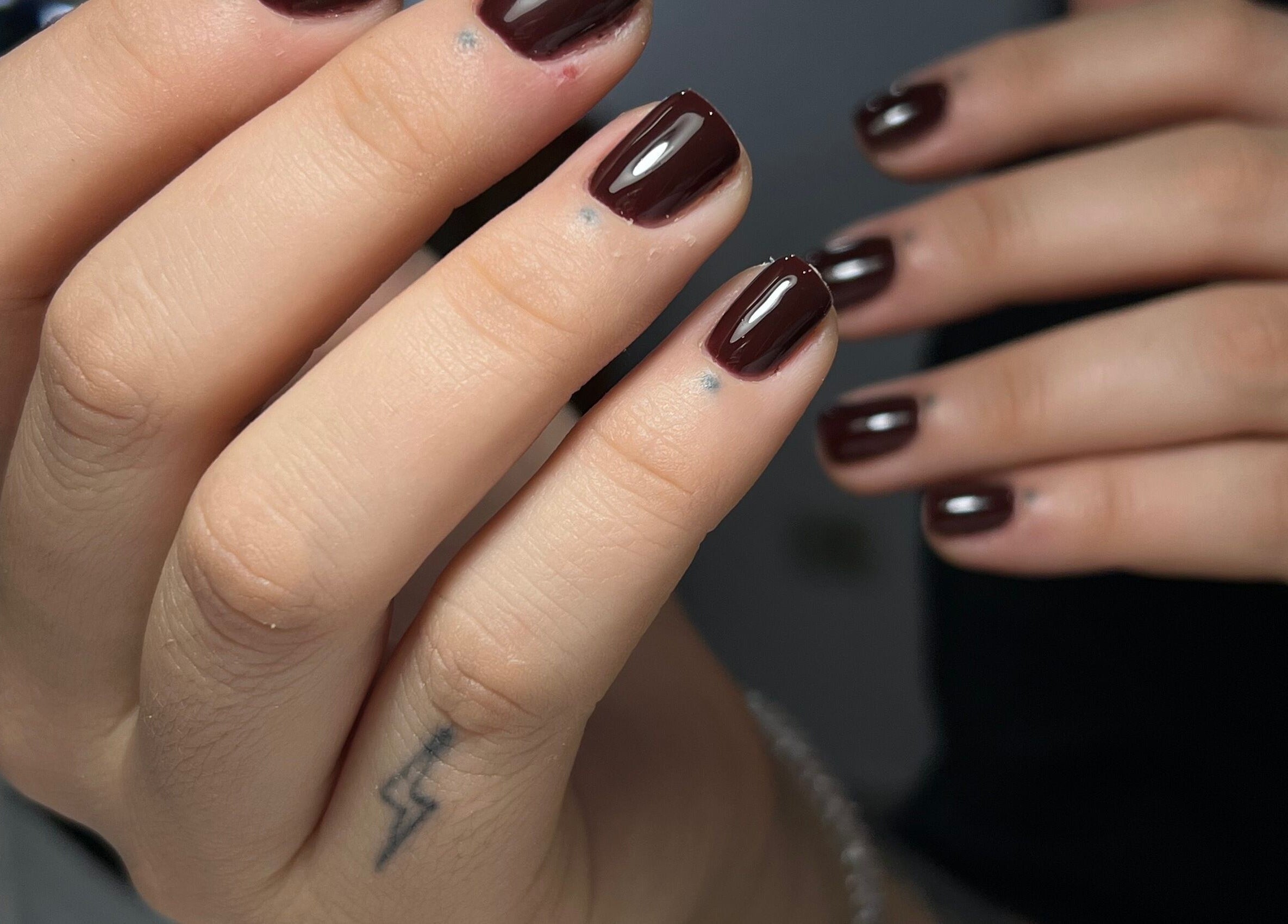 Manicura oscura en Georgina salón de belleza, Resistencia, Chaco, AR.