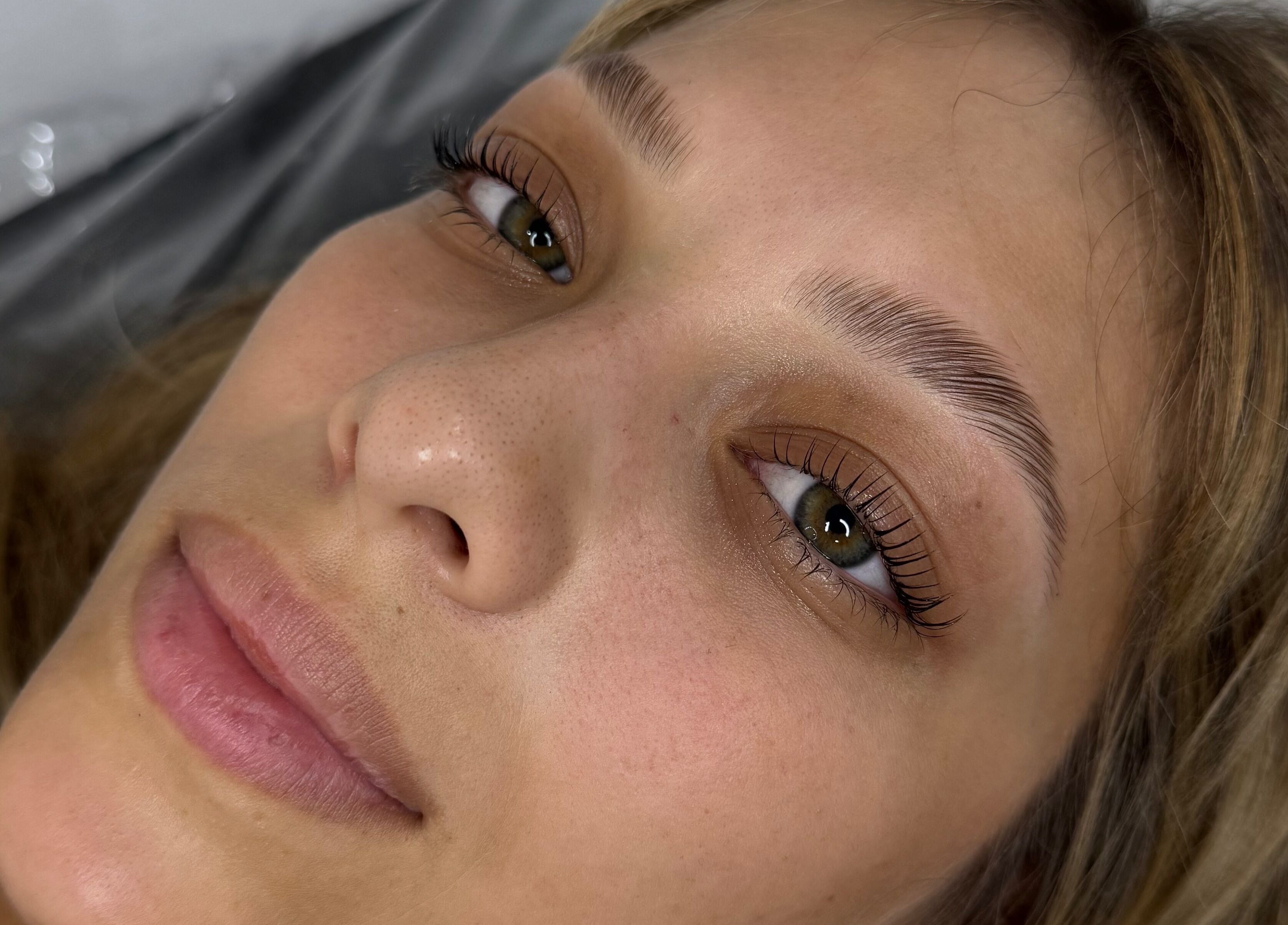 Cuidado de cejas y pestañas en Georgina salón de belleza, Resistencia, Chaco, AR.