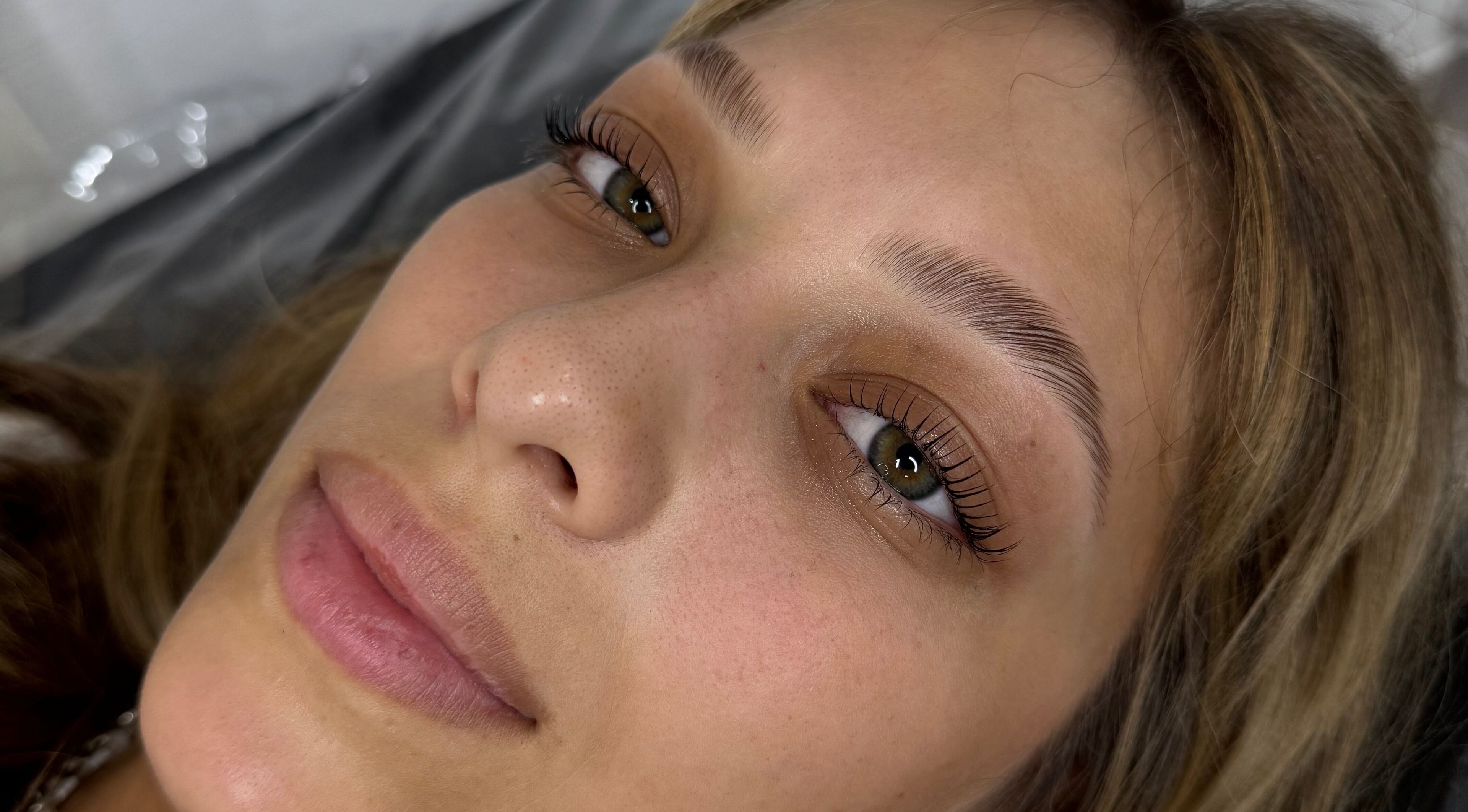 Cuidado de cejas y pestañas en Georgina salón de belleza, Resistencia, Chaco, AR.