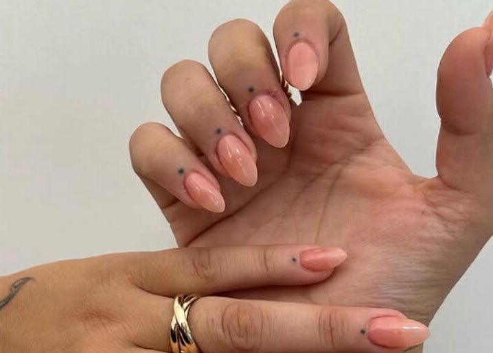 Manicura elegante en tonos coral en Georgina salón de belleza, Resistencia, Chaco, AR.