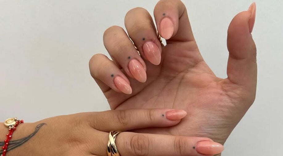 Manicura elegante en tonos coral en Georgina salón de belleza, Resistencia, Chaco, AR.