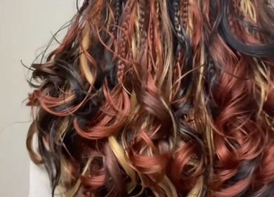 Hermosos rizos con reflejos coloridos en CHAOSCUTIES HAIRSTUDIO, Monterrey, Nuevo León, MX.