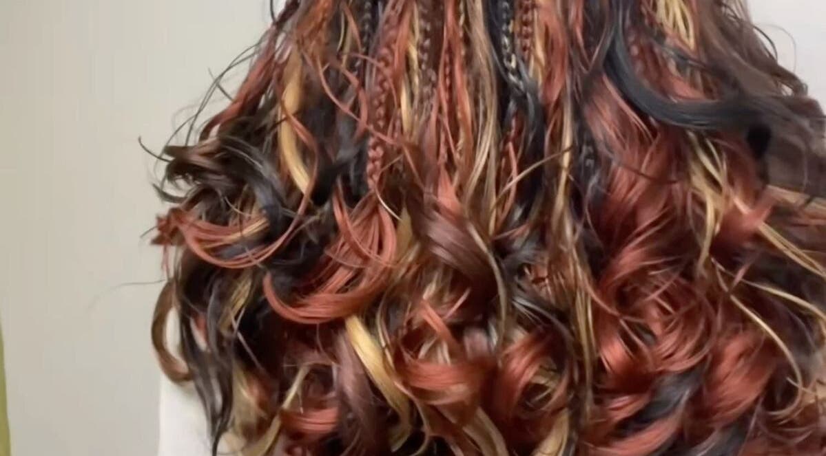 Hermosos rizos con reflejos coloridos en CHAOSCUTIES HAIRSTUDIO, Monterrey, Nuevo León, MX.