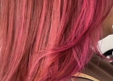 Cabello teñido de rosa en CHAOSCUTIES HAIRSTUDIO, Monterrey, Nuevo León, MX, muestra sofisticación y estilo.