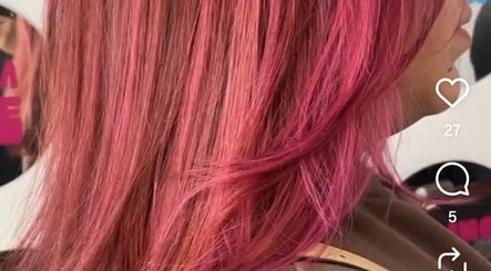 Cabello teñido de rosa en CHAOSCUTIES HAIRSTUDIO, Monterrey, Nuevo León, MX, muestra sofisticación y estilo.