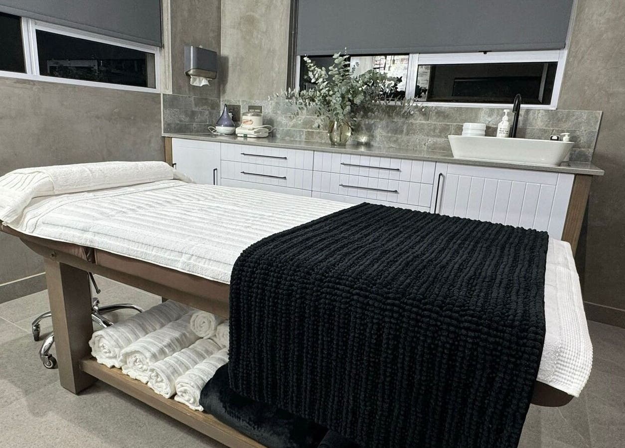 Relaxing therapy room at Defining Skin Studio, Pretoria, Gauteng, ZA with neatly arranged towels.