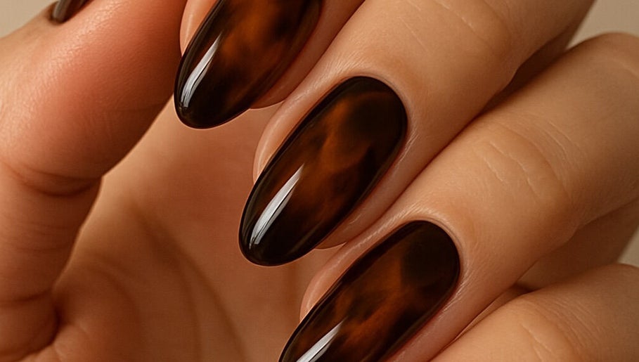 Manucure élégante brun écaille chez Alynesantos_Nail à Villiers-sur-Marne, Île-de-France, FR.