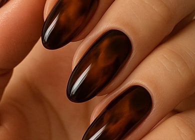Manucure élégante brun écaille chez Alynesantos_Nail à Villiers-sur-Marne, Île-de-France, FR.