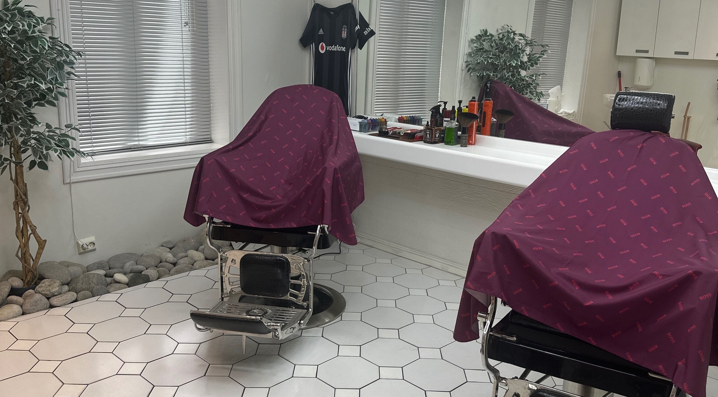 Interiør av Studio Yildiz i Stavanger, Rogaland, NO med elegante frisørstoler og moderne innredning.