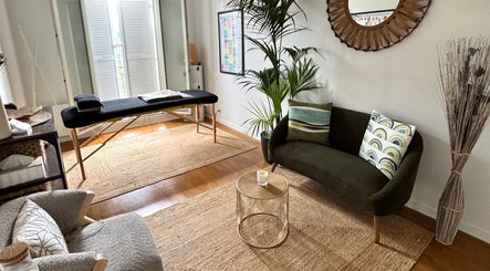 Salle de relaxation à Anthony Perez MTC, Poissy, Île-de-France, FR. Décor moderne et accueillant.