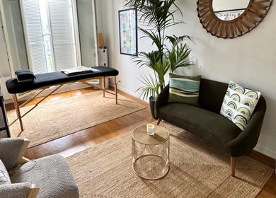 Intérieur apaisant du salon Anthony Perez MTC à Poissy, Île-de-France, FR avec table de massage.