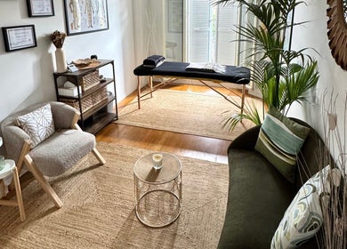 Salle de massage moderne chez Anthony Perez MTC à Poissy, Île-de-France, FR avec décor relaxant.