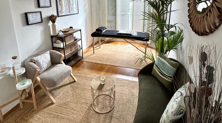 Salle de massage moderne chez Anthony Perez MTC à Poissy, Île-de-France, FR avec décor relaxant.