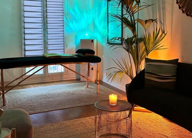 Salle de massage relaxante chez Anthony Perez MTC à Poissy, Île-de-france, FR, avec éclairage doux et plantes.