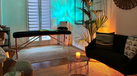 Salle de massage relaxante chez Anthony Perez MTC à Poissy, Île-de-france, FR, avec éclairage doux et plantes.