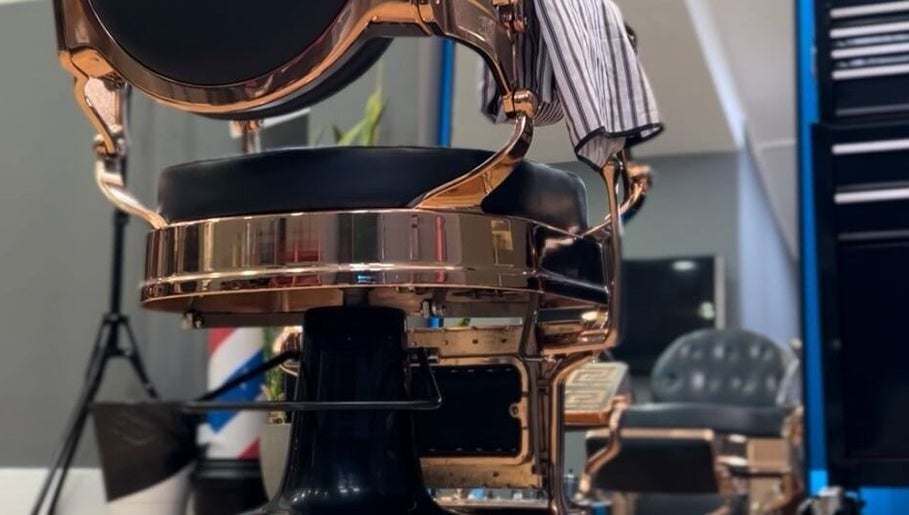 Luxurious barber chair at Fifteencut Barbershop, Portimão, Faro, PT, showcasing comfort and style.